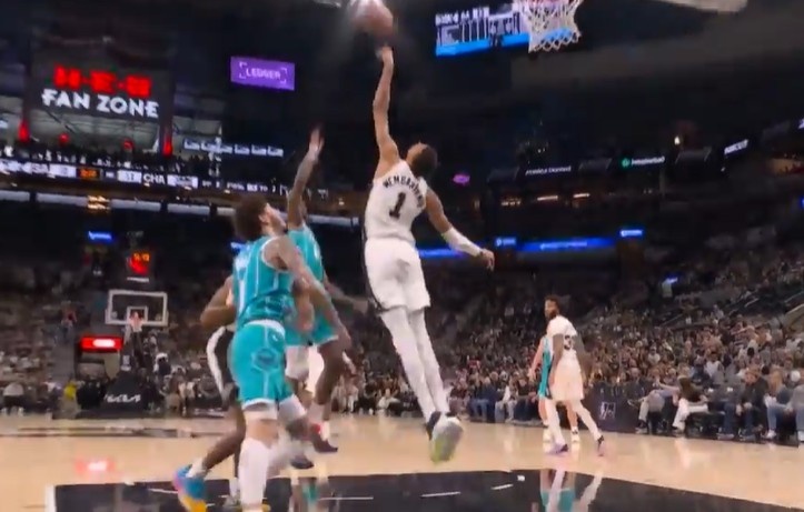 足球直播-这么不信邪？迪亚巴特转身勾手被文班大帽 再强攻被干扰造成24秒